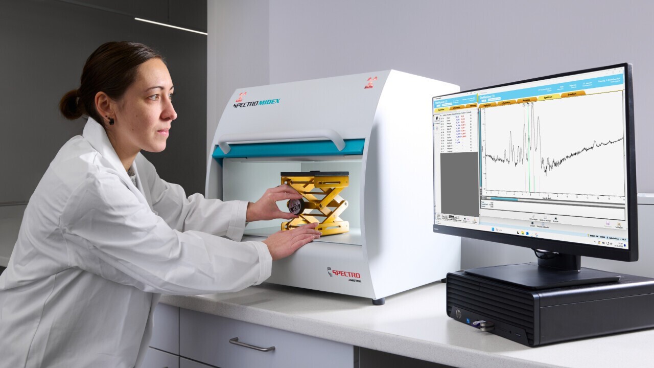 X-ray fluorescence analysis for material analysis