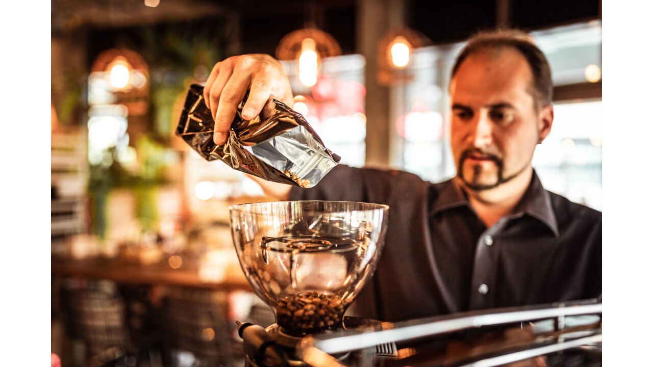 Als ausgebildeter Barista, Coffeologe und Kaffee-Sommelier besitzt Willy Zemp grosses Fachwissen in den Bereichen Kaffeeanbau, Röstprozesse und Kaffeezubereitung.